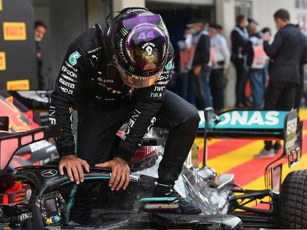 Terancam Pisah dengan Mercedes, Lewis Hamilton Pastikan Tak Akan Pensiun