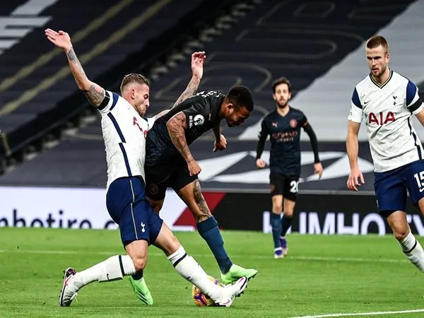 Alderweireld mengalami cedera saat melawan Man City