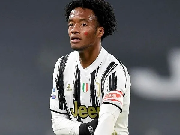 Juan Cuadrado memakai ban kapten Juventus sejak babak pertama pertama kalinya setelah 6 musim berada di Turin.