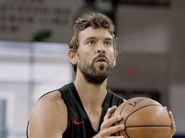 Center veteran Marc Gasol merapat ke Los Angeles Lakers.