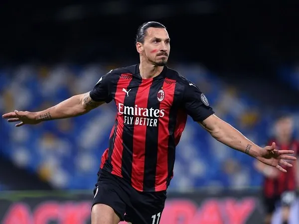 Zlatan Ibrahimovic tundukkan Napoli lewat dwigolnya.