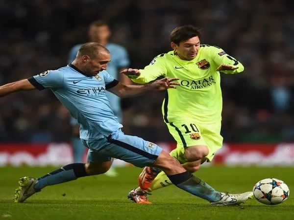 Pablo Zabaleta berusaha menghadang Lionel Messi kala Man City bersua Barcelona di ajang Liga Champions beberapa musim silam / via Getty Images