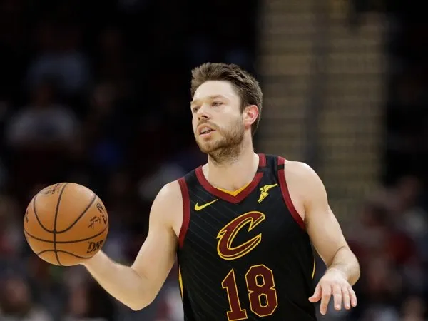 Los Angeles Lakers sempat rayu Matthew Dellavedova untuk tinggalkan Cleveland Cavaliers.
