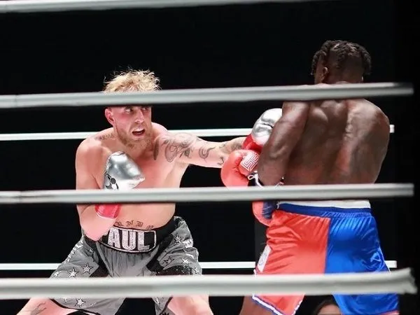 Nate Robinson tak berdaya di tangan Jake Paul.