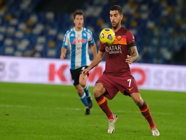 Lorenzo Pellegrini berusaha mengontrol bola saat AS Roma bersua Napoli (30/11) / via Getty Images