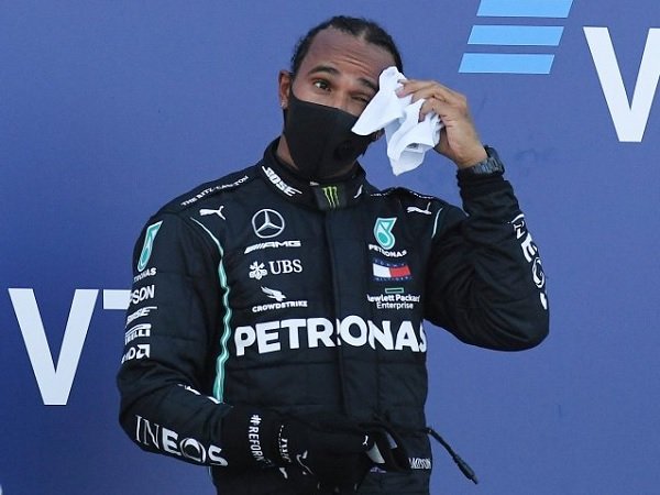 Berjuang Lawan Covid-19, Lewis Hamilton Enggan Lewatkan Balapan Terakhir
