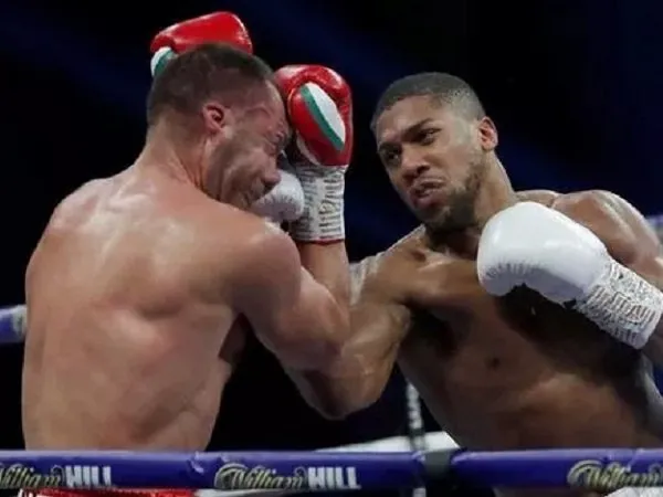 Petinju asal Inggris, Anthony Joshua ketika memukul Kubrat Pulev. (Images: Getty)