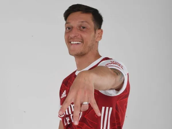 Mesut Ozil ingin menghabiskan sisa kontraknya bersama Arsenal
