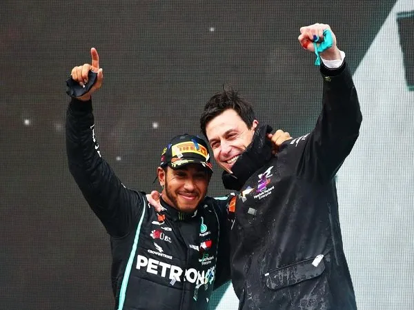 Perpanjangan kontrak Toto Wolff turut buat Lewis Hamilton sumringah.