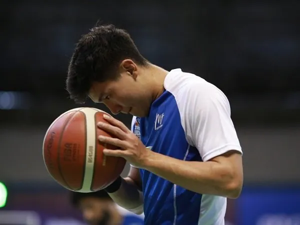 Milos Pejic acungi jempol performa Christian Gunawan di IBL 2019-2020.