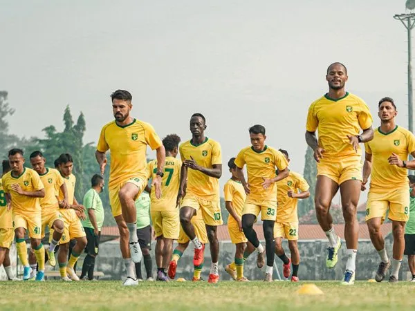 Para pemain Persebaya Surabaya saat berlatih sebelum kompetisi dihentikan