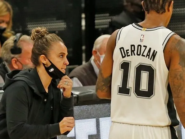 Kepemimpinan Becky Hammon buat LeBron James terkesan.