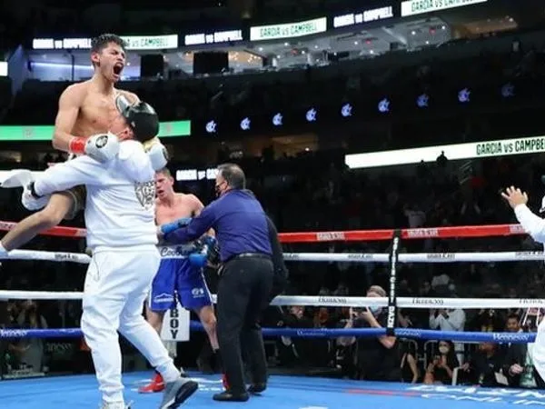 Ryan Garcia sedang melakukan selebrasi.
