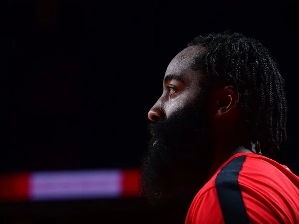 Stephen Silas bantah rumor negatif yang menyebut James Harden malas-malasan bermain.