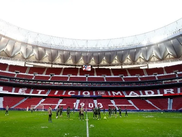 Atletico Madrid sukses bersihkan Metropolitano dari tumpukan salju