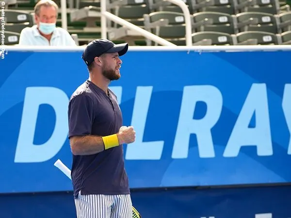 Christian Harrison tidak ingin mengenakan masker ketika melakukan wawancara usai pertandingan