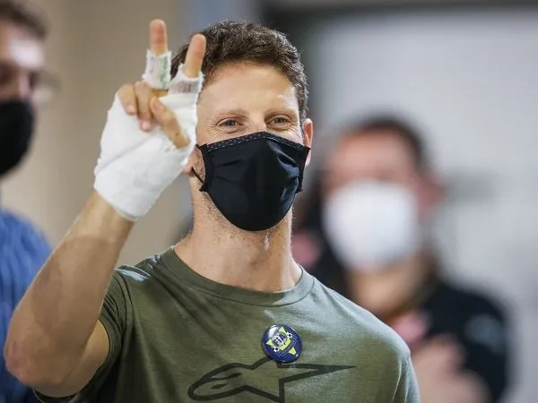 Romain Grosjean akhirnya lepas perban tangan usai 6 pekan pemulihan.