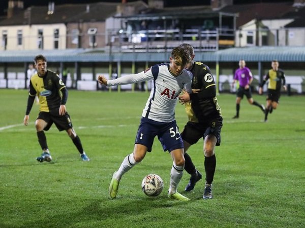 Pecahkan Rekor Bersama Tottenham, Mourinho Kembalikan Devine ke Akademi