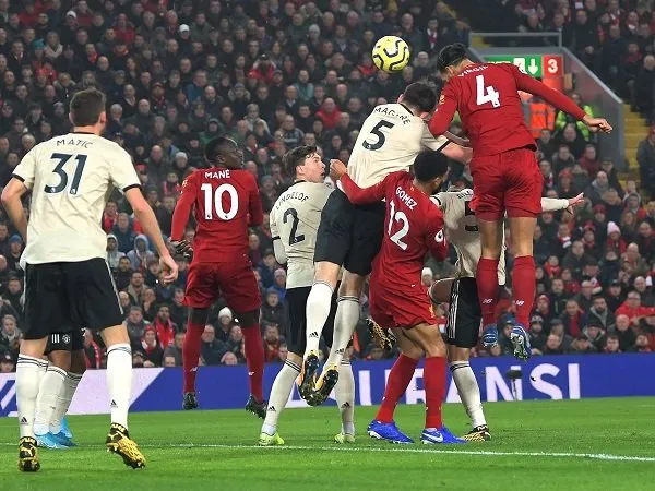 Liverpool dan Manchester United sama-sama bermain memperebutkan puncak klasemen Premier League.