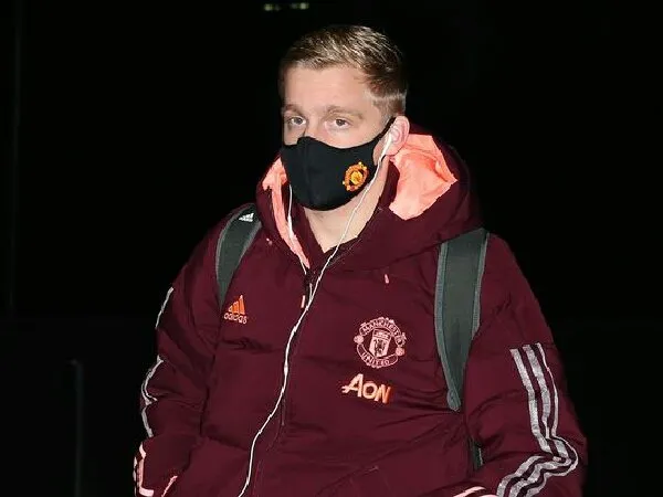 Gelandang MU, Donny van de Beek, disarankan tetap bertahan di Old Trafford