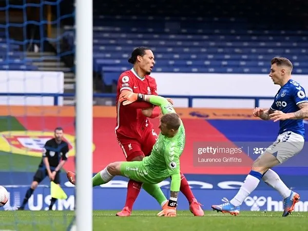 Dejan Lovren minta Virgil van Dijk tidak terburu-buru ambil keputusan kembali bermain.
