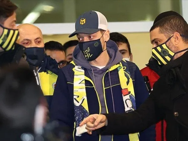 Mesut Ozil berlabuh di Fenerbahce setelah meninggalkan Arsenal
