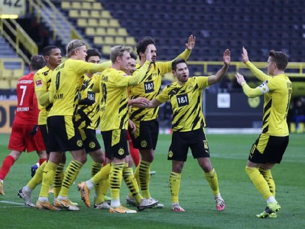 Borussia Dortmund Kalahkan Ausburg, Michael Zorc Mengaku Senang