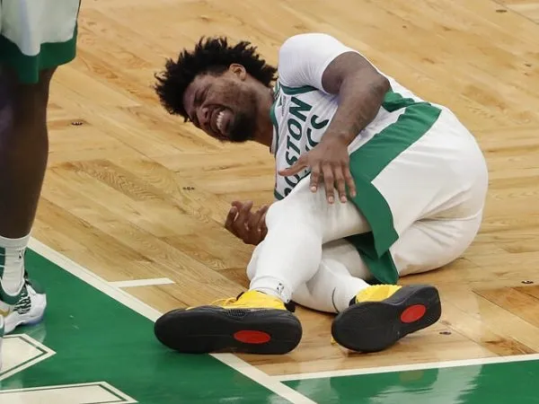 Cedera betis buat Marcus Smart harus absen hingga 2-3 pekan.