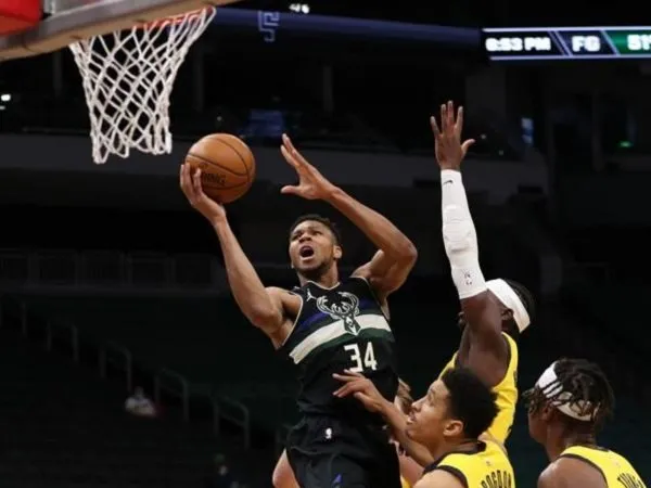 Pemain andalan Milwaukee Bucks, Giannis Antetokoumpo berusaha mencetak poin.