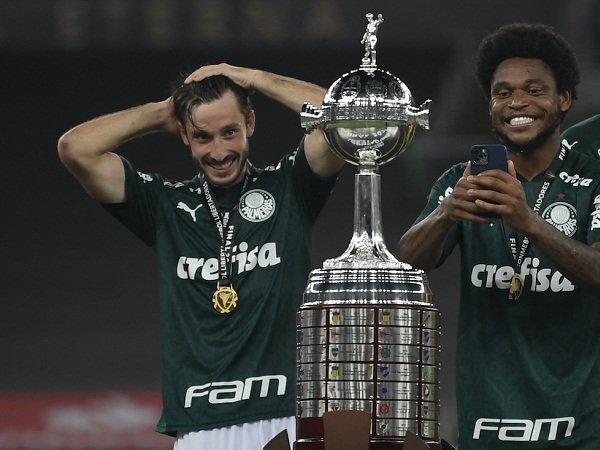 Barcelona dan Madrid Bergerak, Milan Terancam Dalam Perburuan Matias Vina