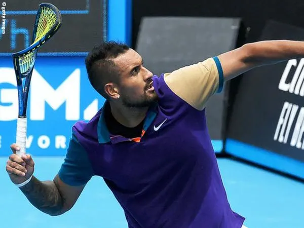 Nick Kyrgios mengalami sedikit cedera pada lututnya