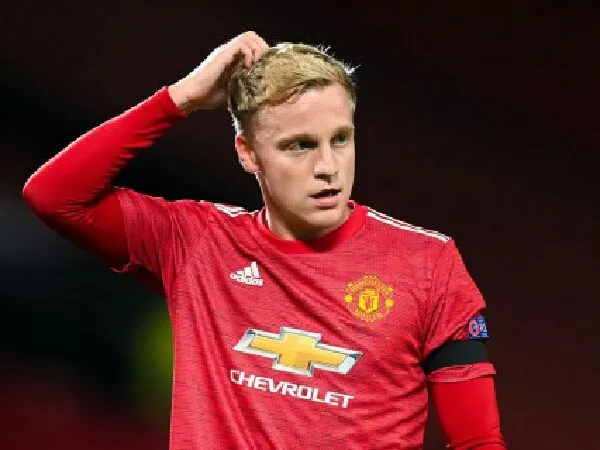 Menurut Mark Hughes, Donny van de Beek masih belum dipercayai pemain MU