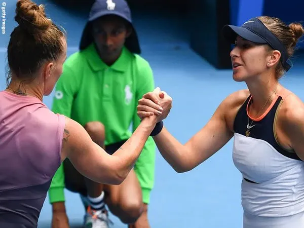 Belinda Bencic [kanan] lolos ke babak ketiga Australian Open 2021