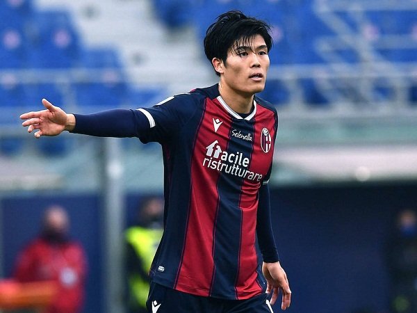 Direktur Bologna Beri Kode Milan Tertarik Pinang Tomiyasu