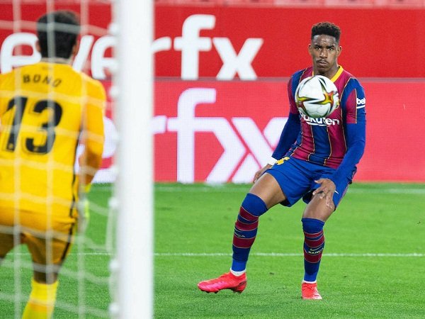 Inter Temani Milan dan Arsenal Buru Bek Barcelona Junior Firpo