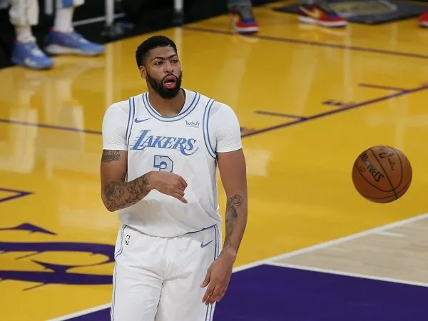 Frank Vogel tak berani jamin Anthony Davis hanya absen sebulan.