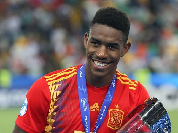 Tottenham Temani Milan dan Arsenal Berebut Junior Firpo