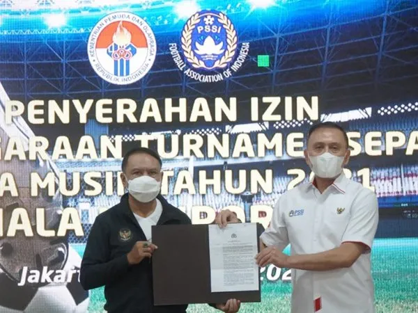 Menpora RI Zainudin Amali menyerahkan izin turnamen pramusim kepada Ketum PSSI, Iriawan