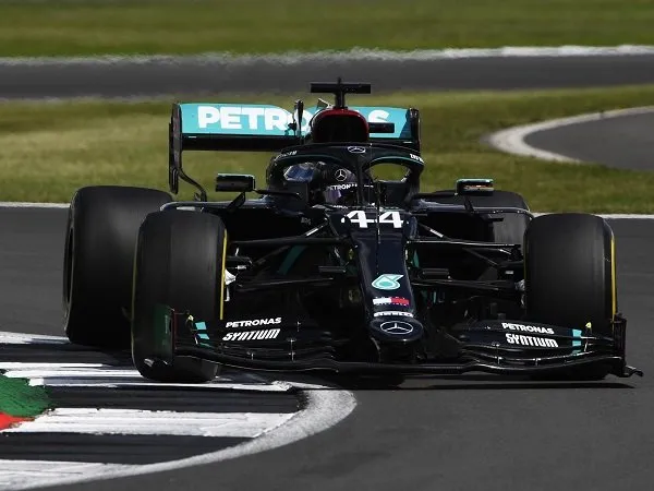 Lewis Hamilton beberkan alasannya tetap bertahan dengan nomor 44.
