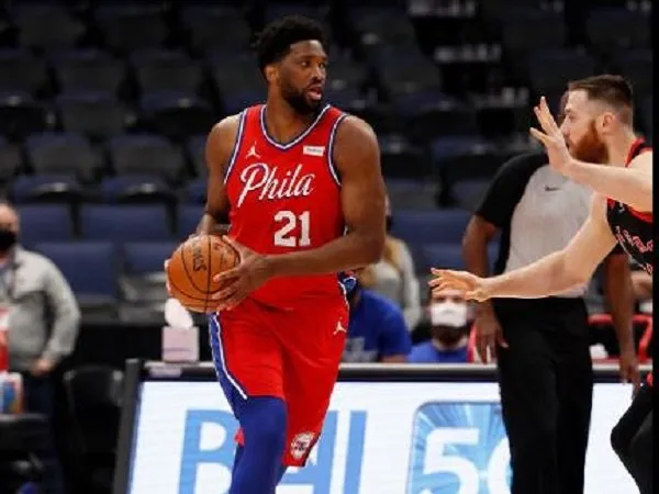 Center andalan Philadelphia 76ers, Joel Embiid saat coba dihadang pemain Toronto Raptors. (Images: Getty)