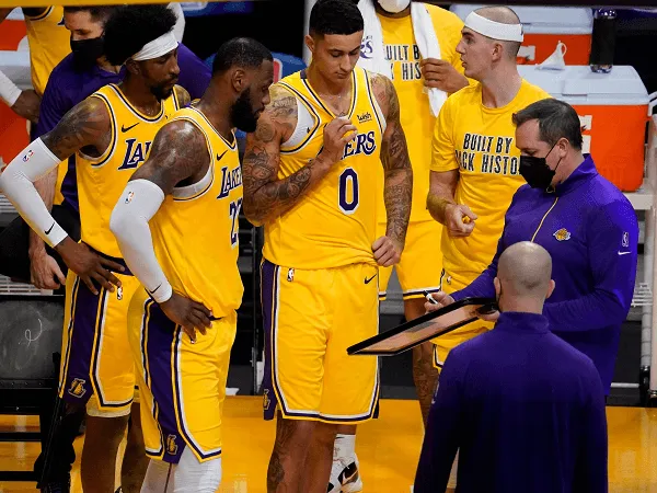 LeBron James tidak mau salahkan rekan setimnya yang bermain kurang optimal.