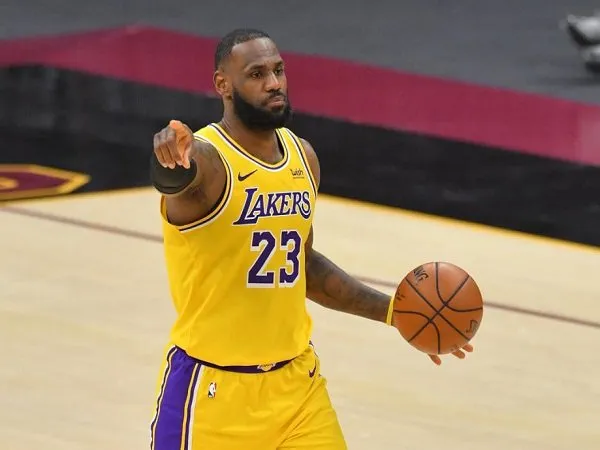 LeBron James akan terus bermain selagi kondisi fisiknya prima.