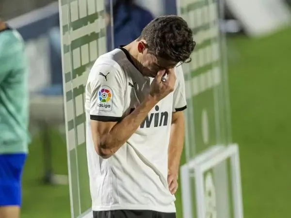 Gabriel Paulista menitikkan air mata usai Valencia dibantai Getafe 0-3 (28/2) / via Marca