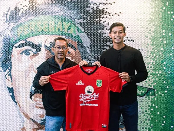 Satria Tama (kanan) resmi bergabung dengan Persebaya Surabaya