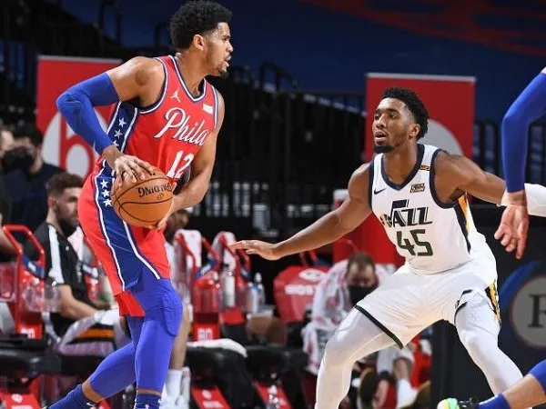 Donovan Mitchell (kanan) saat melawan Philadelphia 76ers. (Images: Getty)