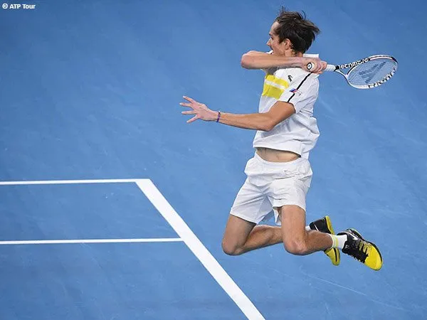 Daniil Medvedev melangkah ke semifinal di Marseille musim 2021