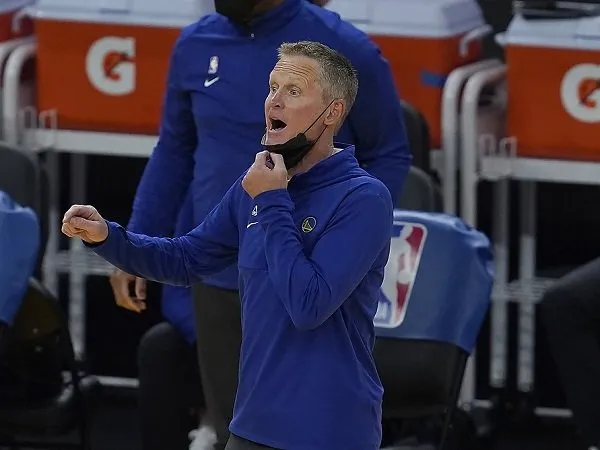 Steve Kerr sedih lihat timnya telan kekalahan telak dari Lakers.