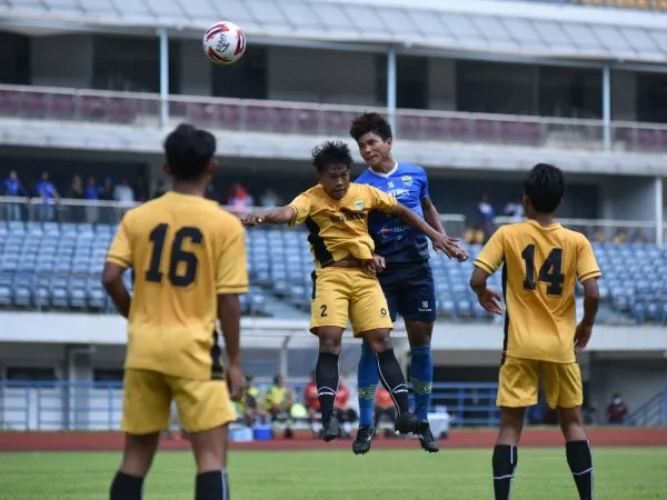 Pemain Persib, Achmad Jufriyanto ketika menyundul bola