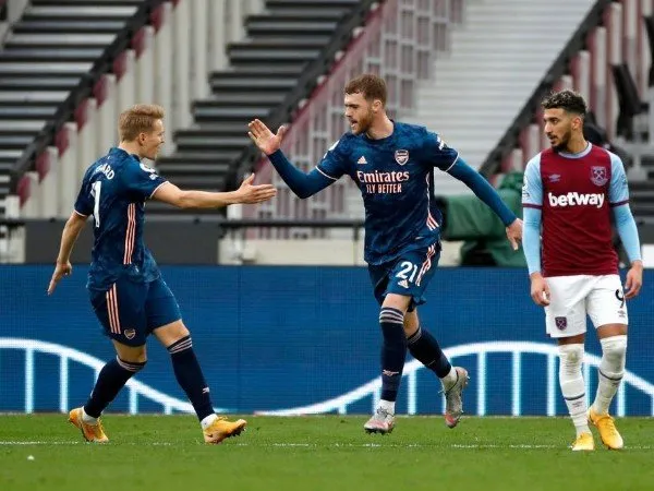 Calum Chambers berharap Martin Odegaard terus bermain bagus untuk Arsenal