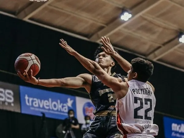 Pemain Louvre Dewa United Surabaya, Kevin Moses mencoba menghadang pemain Bima Perkasa Jogja (Images: Getty)